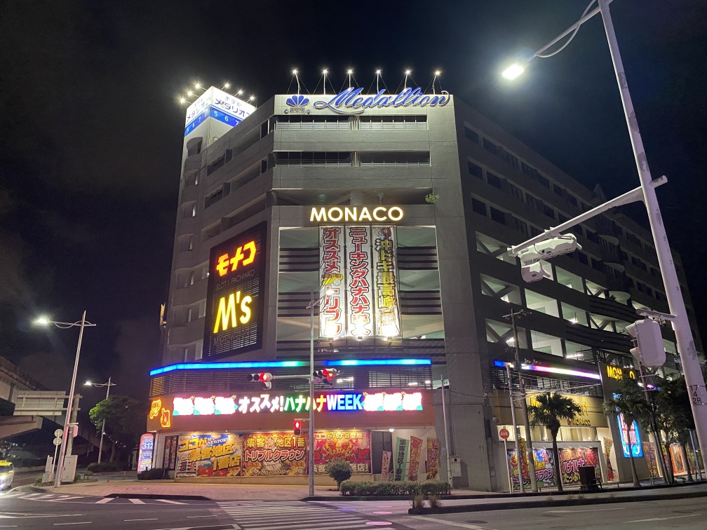 ラブホテルメダリオンとパチンコ屋 2026年7月撮影（那覇市曙）
